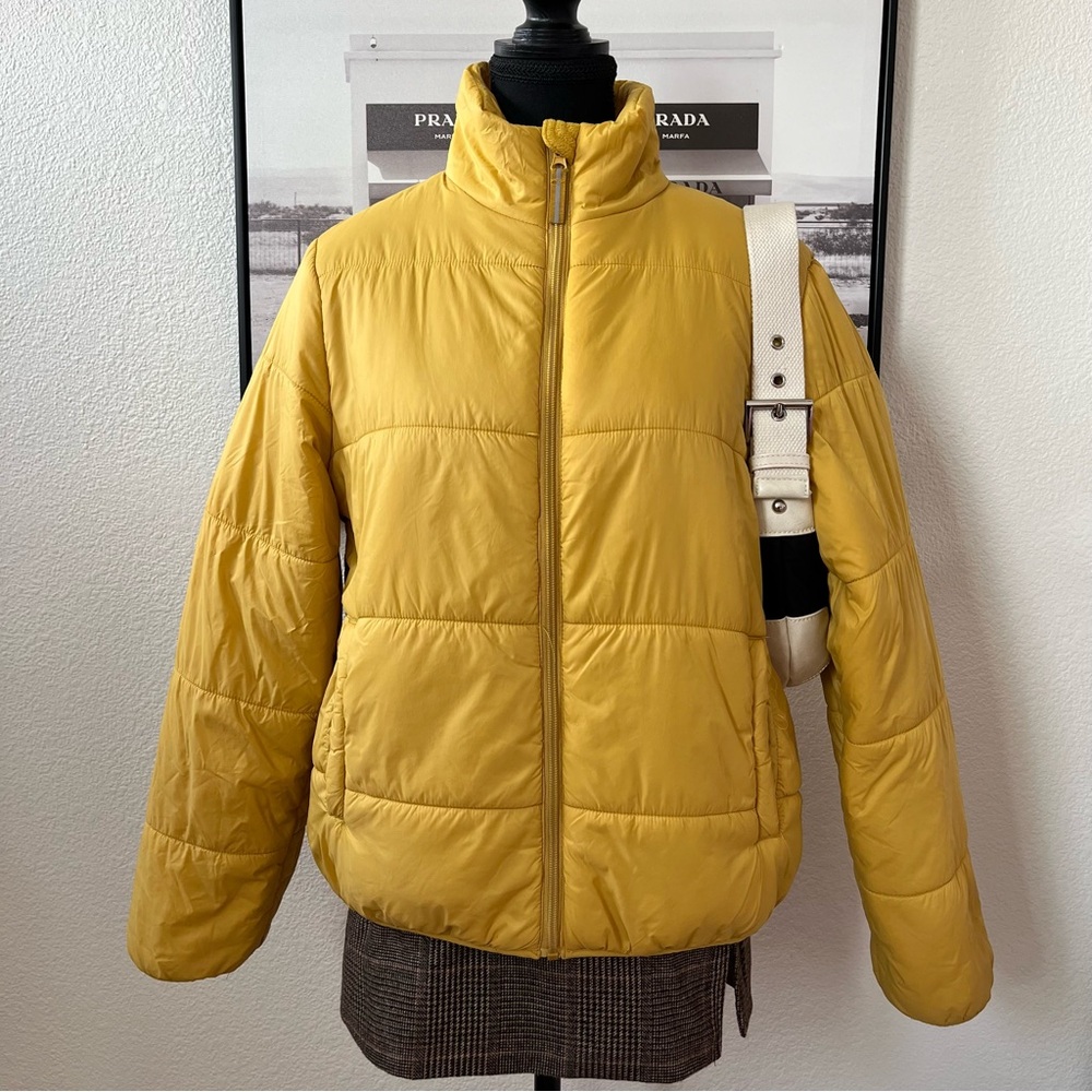 Universal thread yellow puffer jacket